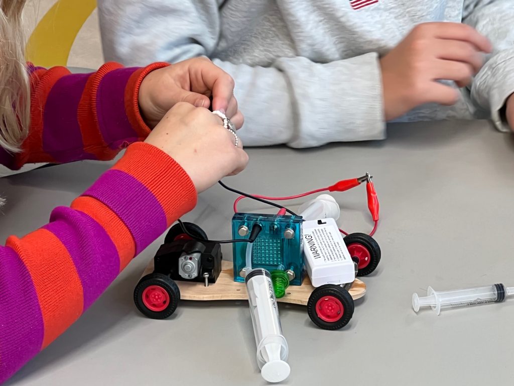 Kinderen laten auto rijden op waterstof