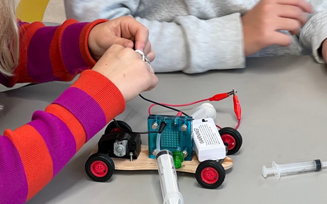 Basisschoolleerlingen maken waterstofauto