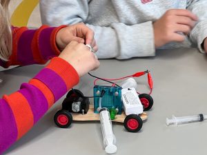 Kinderen laten auto rijden op waterstof